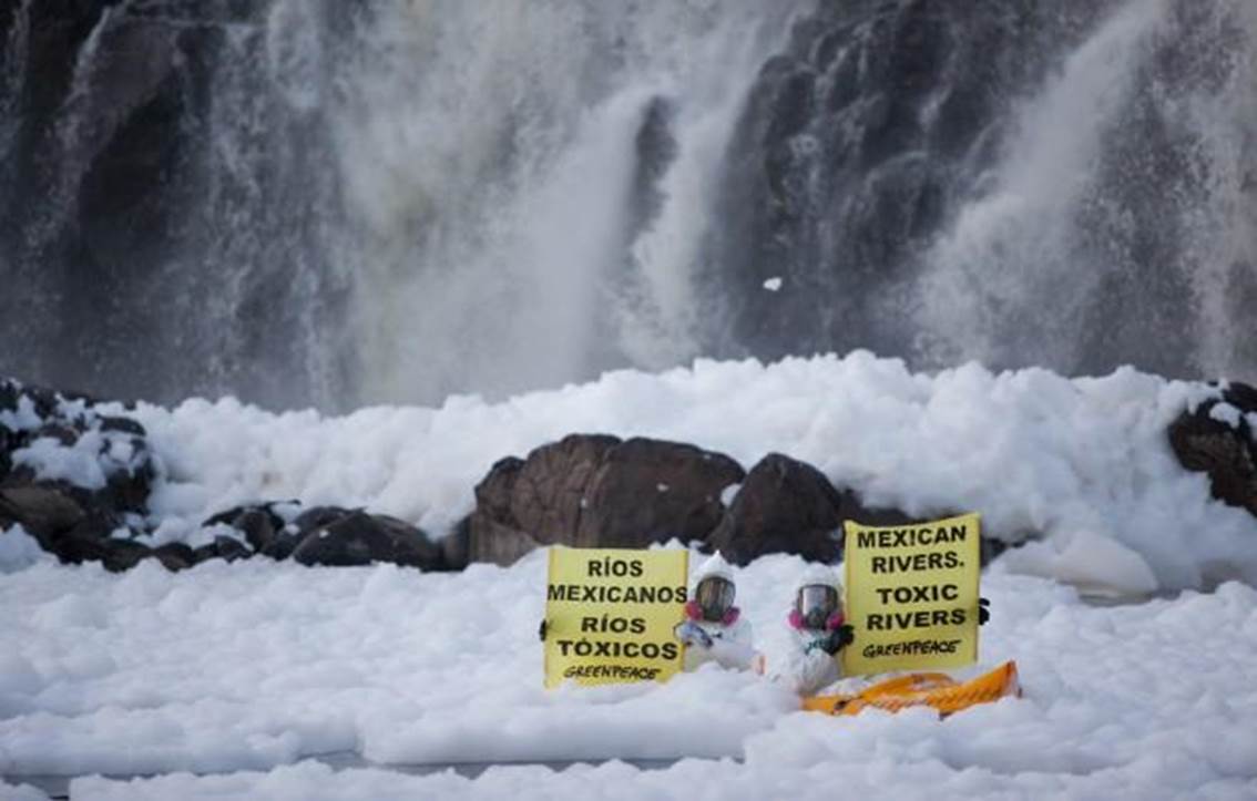Activistas de Greenpeace protestan en 2014 en el río Santiago, en el occidental estado mexicano de Jalisco, en contra de la contaminación industrial de los afluentes. Crédito: Cortesía de Greenpeace